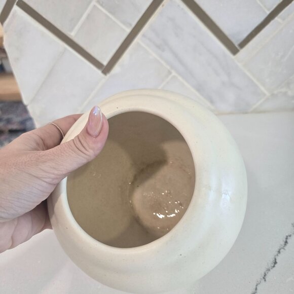 Vintage Handcrafted White Ceramic Haegar Vase Round Shape Minimalist Design Déco - Picture 5 of 6